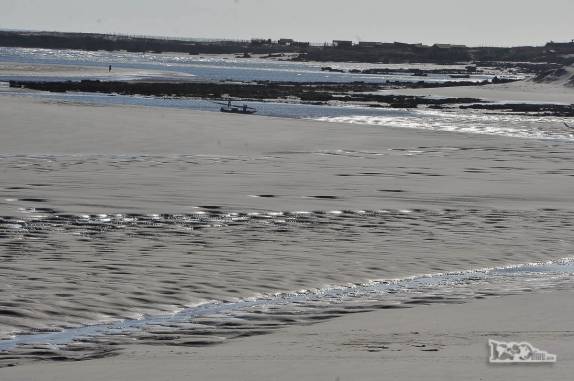 Maré seca na praia de Pontal do Maceió, em Fortim, no litoral do Ceará